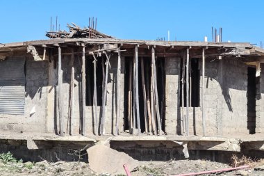 Kitengela, Kenya - 22 Ocak 2023: Kenya Afrika 'da büyüyen küçük bir kasaba olan Kitengela sokaklarında bir harabe