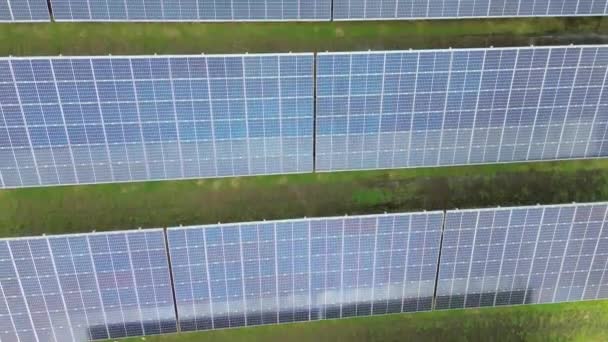 利用太阳能电池生产可再生能源的广阔场地的空中景观 — 图库视频影像