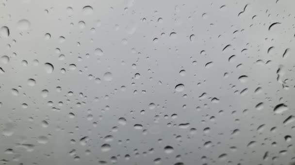 在近景下从车窗上滑落的雨滴 — 图库视频影像