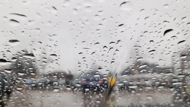 Hujan Tetes Berjalan Menuruni Jendela Mobil Dalam Tampilan Close — Stok Video