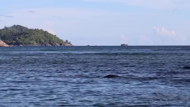 Vacker Utsikt Över Stränderna Seychellerna Med Några Splahing Vattenvågor Och — Stockvideo