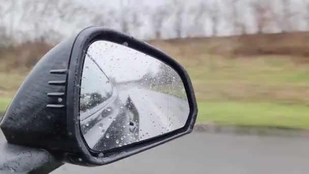 Капли Дождя Движутся Боковому Окну Автомобиля Высокой Скорости Перед Зеркалом — стоковое видео