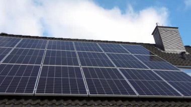 Güneş panellerinin zaman aşımına uğraması bir konutun çatısında temiz enerji üretiyor..