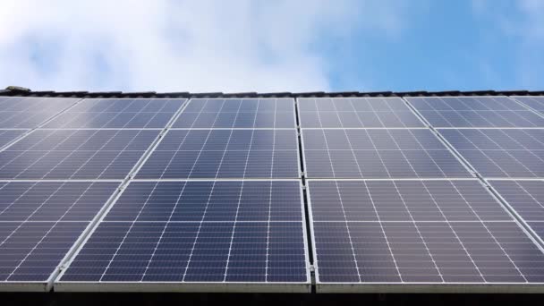 Waktu Selang Panel Surya Memproduksi Energi Bersih Atap Rumah Tinggal — Stok Video