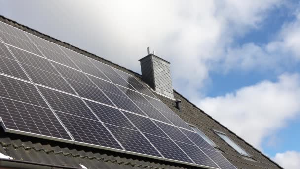 Lapso Tempo Painéis Solares Produzindo Energia Limpa Telhado Uma Casa — Vídeo de Stock