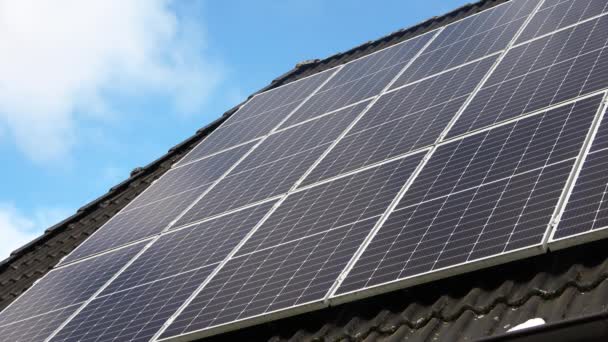 Upływ Czasu Paneli Słonecznych Wytwarzających Czystą Energię Dachu Domu Mieszkalnego — Wideo stockowe