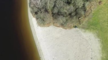 Almanya 'da güzel bir göl manzarası güneşli bir hava.