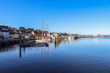 Flensburg, Almanya - 03 Mart 2023: Bazı gemilerle birlikte tarihi Flensburg limanının manzarası