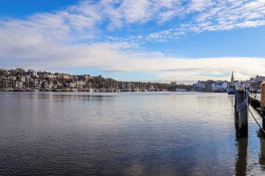 Flensburg, Almanya - 03 Mart 2023: Bazı gemilerle birlikte tarihi Flensburg limanının manzarası