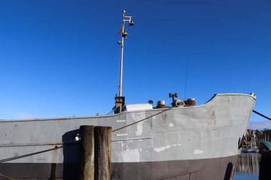 Flensburg, Almanya - 03 Mart 2023: Bazı gemilerle birlikte tarihi Flensburg limanının manzarası