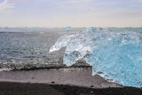 Diamond Beach Izlandon Kék Jéghegyek Olvadnak Fekete Homok Jég Csillogó — Stock Fotó