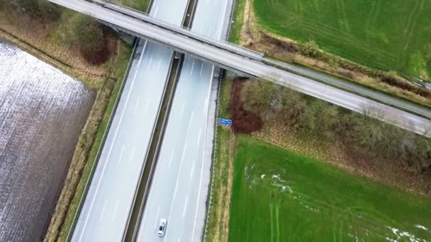 从上面俯瞰德国A7高速公路 交通很少 — 图库视频影像