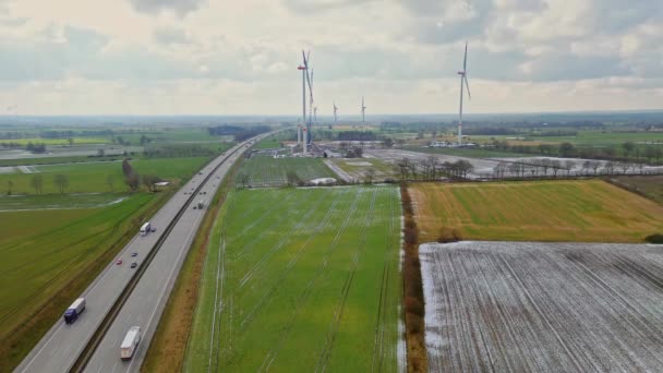从上面看德国A7高速公路上的一些风力发电机组正在建造中 — 图库视频影像