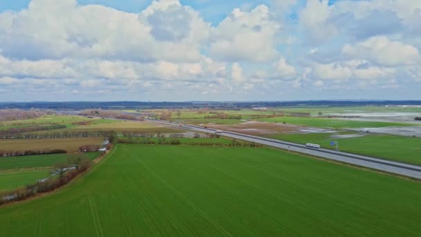 Vista Aérea Drone Auto Estrada Norte Alemanha Entre Campos Prados — Vídeo de Stock