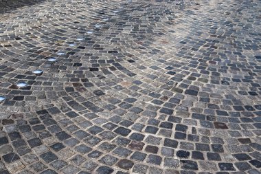 Avrupa 'nın dört bir yanındaki eski tarihi kaldırım taşlı yollarda ve kaldırımlarda detaylandırılmış.