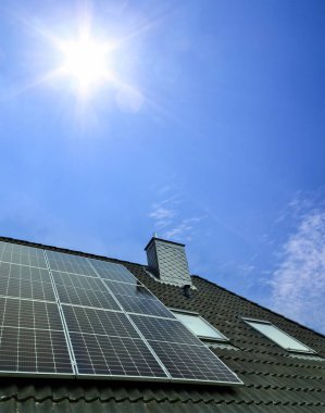 Güneş panelleri bir konutun çatısında temiz enerji üretiyor.
