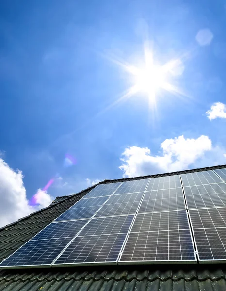 住宅の屋根にクリーンエネルギーを生み出す太陽光パネル ストックフォト