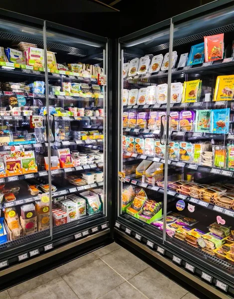 Киль Германия 2023 Холодильная Секция Заменителей Вегетарианского Мяса Супермаркете — стоковое фото