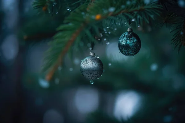 背景にいくつかの雪と柔らかいボケのライトと緑の針葉樹のクリスマスツリーの装飾のビュー — ストック写真
