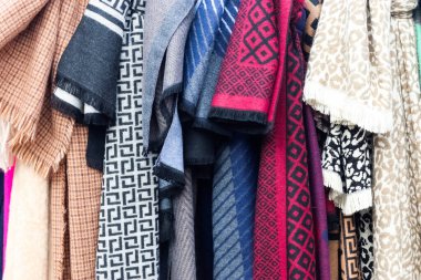 Kumaş pazarında bulunan kumaş ve kumaş örneklerine farklı renklerde bak.