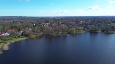 Almanya 'da güzel bir göl manzarası güneşli bir hava.