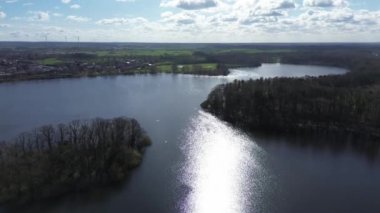 Almanya 'da güzel bir göl manzarası güneşli bir hava.