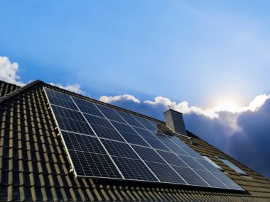 Güneş panelleri bir konutun çatısında temiz enerji üretiyor.