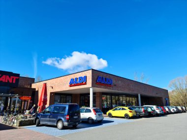 Kiel, Almanya - 03 Nisan 2023: Kuzey Almanya 'da bir indirim zinciri Aldi