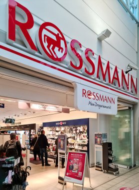 Kiel, Almanya - 03 Nisan 2023: Rossmann Mağazasının Girişi. Rossmann GmbH genellikle Rossmann Drogeria Parfumeria Kozmetik Dükkanı olarak bilinir.