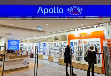 Kiel, Almanya - 03 Nisan 2023: Optik Apollo markasının bir şubesine giriş