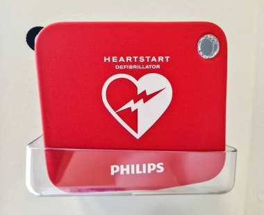 Kiel, Almanya - 03 Nisan 2023: Duvarda bir Phillips marka defibrilatör