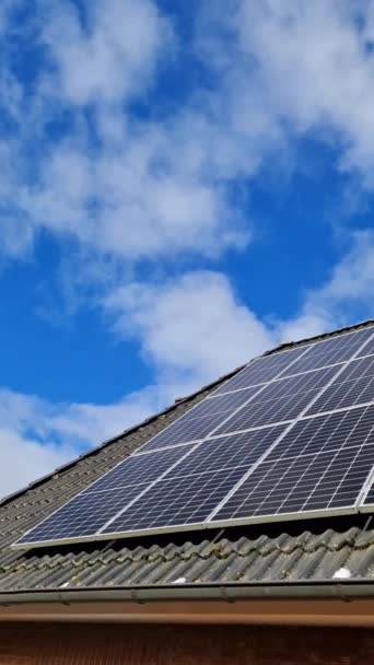 Panele Słoneczne Wytwarzające Czystą Energię Dachu Domu Mieszkalnego — Wideo stockowe