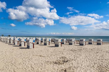 Groemitz, Almanya - 05. Nisan 2023: Güneşli havada Kuzey Almanya 'da Groemitz plajında