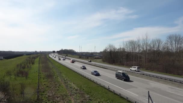 ドイツ ハンブルク 2023年 昭和8年 ハンブルクのドイツ高速道路A7号線を高密度交通で走行する橋からの眺め — ストック動画