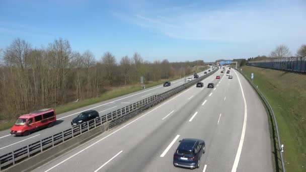 ドイツ ハンブルク 2023年 昭和8年 ハンブルクのドイツ高速道路A7号線を高密度交通で走行する橋からの眺め — ストック動画