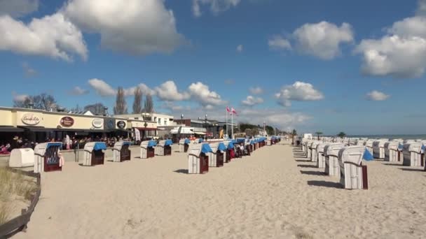 Groemitz ドイツ 2023年4月 天気の良い日に北ドイツのグロミッツのビーチで — ストック動画