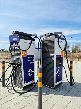 Bordesholm, Almanya - 07. Nisan 2023: Güneşli havada elektrikli araçlar için büyük bir EnBW dolum istasyonu