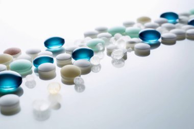 Beyaz arka planda tablet ve kabarcıklı tıbbi konsept