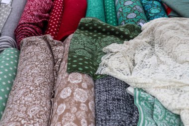 Kumaş pazarında farklı renklerde kumaş ve kumaş örnekleri bulundu..