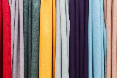 Kumaş pazarında farklı renklerde kumaş ve kumaş örnekleri bulundu..