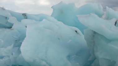 İzlanda, Jokulsarlon Gölü, İzlanda 'daki Buzul Gölünde yüzen Turkuaz buzdağları.