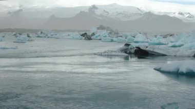 İzlanda, Jokulsarlon Gölü, İzlanda 'daki Buzul Gölünde yüzen Turkuaz buzdağları.