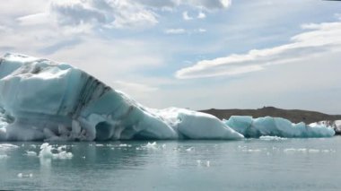 İzlanda, Jokulsarlon Gölü, İzlanda 'daki Buzul Gölünde yüzen Turkuaz buzdağları.