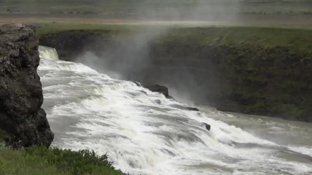 冰岛风景秀丽的瀑布 岩石和青草交织在一起 — 图库视频影像