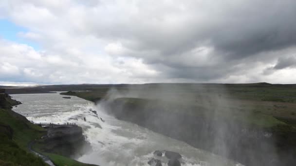 冰岛风景秀丽的瀑布 岩石和青草交织在一起 — 图库视频影像