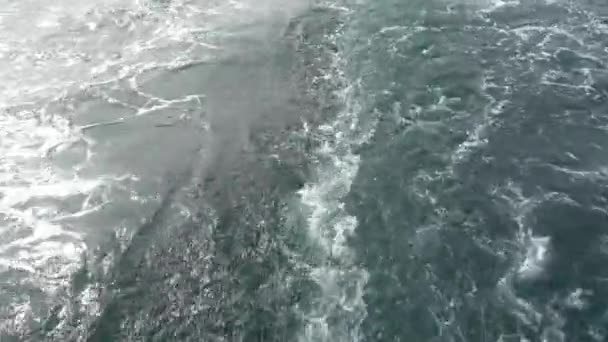 从移动的船里带着波浪和波纹的水面 — 图库视频影像