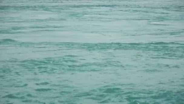 从移动的船里带着波浪和波纹的水面 — 图库视频影像