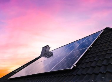 Güneş panelleri bir konutun çatısında temiz enerji üretiyor.