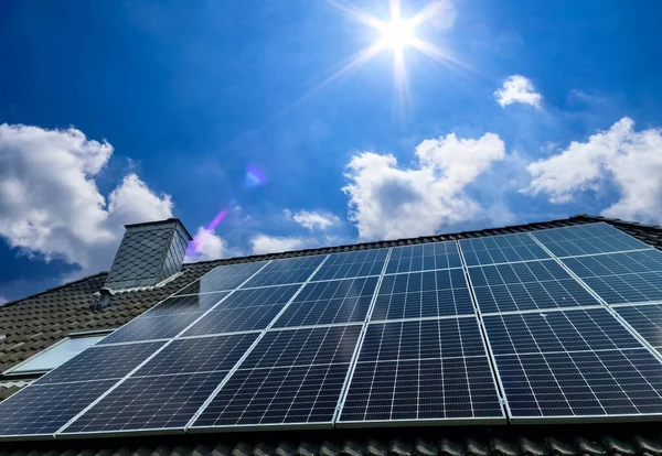 在住宅屋顶上生产清洁能源的太阳能电池板 — 图库照片