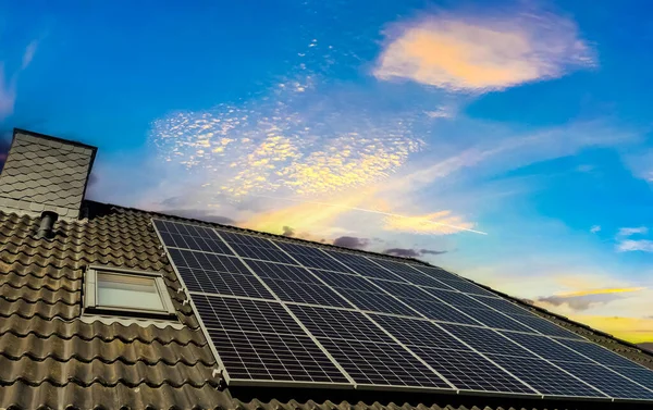 Paneles Solares Que Producen Energía Limpia Techo Una Casa Residencial — Foto de Stock